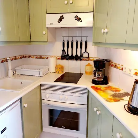 Апартаменты First Line Floor With Amazing Sea View Air Conditioned Just 50m From The